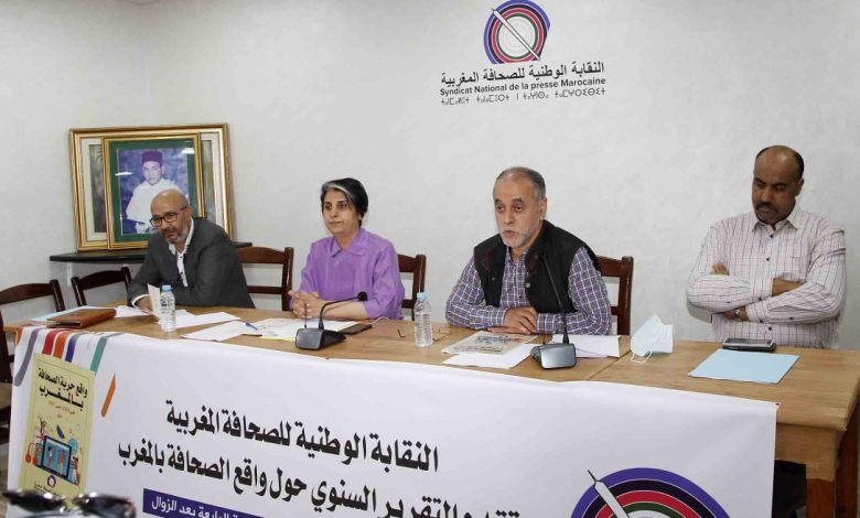 جمعية الصحافة تساهم ب20 مليون سنتيم لضحايا الزلزال أعلنت جمعية الأعمال الاجتماعية لصحافيي الصحافة المكتوبة المساهمة في الصندوق المحدث لهذا الأمر بتعليمات من الملك محمد السادس. وأشار بلاغ أن جمعية الأعمال الاجتماعية لصحافيي الصحافة المكتوبة ستساهم بما قدره 200 ألف درهم (20 مليون سنتيم)، باسم كل الصحافيات والصحافيين والعاملات والعاملين في الصحافة. وأفاد البلاغ الموقع من طرف حنان رحاب، رئيسة جمعية الأعمال الاجتماعية لصحافيي الصحافة المكتوبة، أنه “إضافة إلى هذه المساهمة فإن الجمعية مستمرة في المشاركة في عمليات المساعدات ذات الطابع الاجتماعي والصحي”.