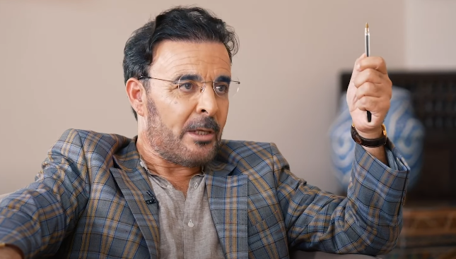 سياسي سابق يتقمص دور "صحفي"