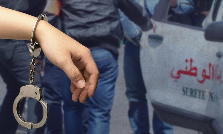 شخص يهدد باستغلال قاصرات