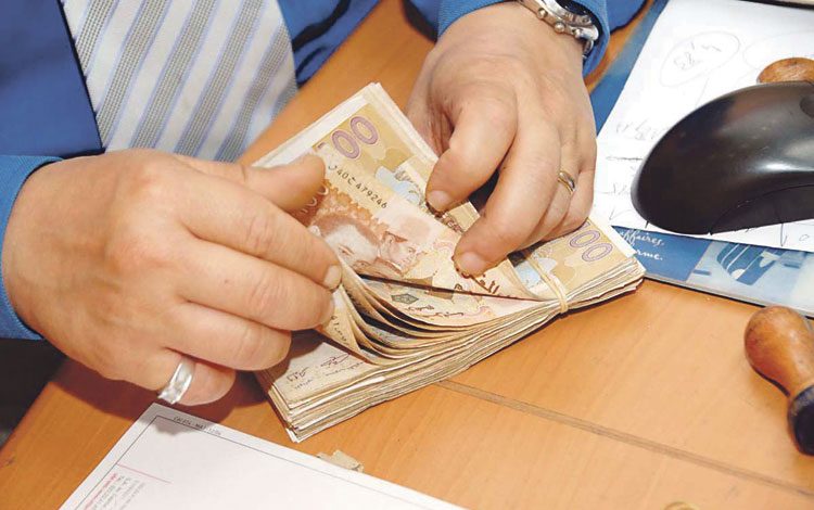 الحكومة ترفع الحد الأدنى للأجور "السميك"